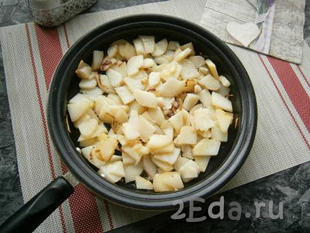 Посолить кусочки картошки, перемешать с луком и обжарить, помешивая, в течение 5 минут на среднем огне.