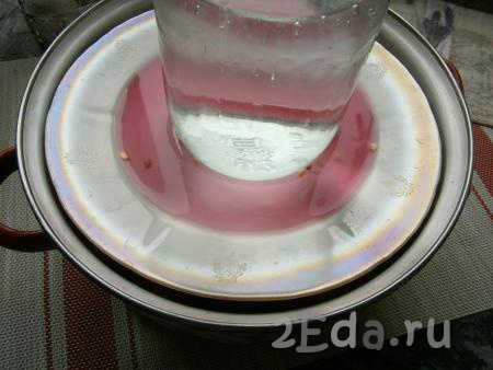 Сверху разместить тарелку и поставить небольшой груз (у меня - 0,5-литровая банка с водой). Оставить капусту при комнатной температуре до полного остывания, а затем перенести в прохладное место на сутки.
