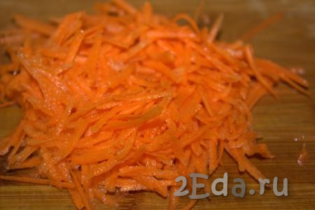 Морковь очистить и натереть на тёрке для корейской морковки (можно натереть на крупной тёрке).