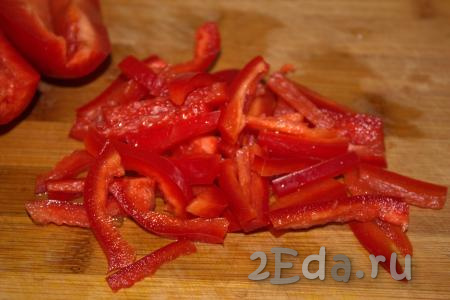 Болгарский перец, очищенный от семян и плодоножки, нарезать тонкими брусочками.