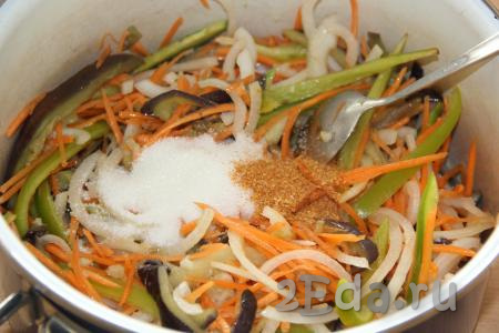 Всыпать в кастрюлю 1 чайную ложку соли, сахар и приправу для моркови по-корейски.