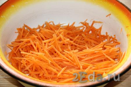 Очистить морковку, а затем натереть на тёрке для моркови по-корейски.