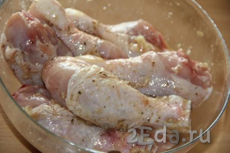 Тщательно перемешать кусочки курицы со специями и маслом. Оставить на пару часов при комнатной температуре.