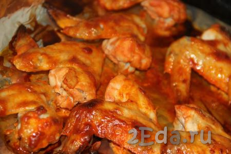 Поставить противень с куриными крыльями в разогретую духовку и запекать при температуре 200 градусов, примерно, 35-40 минут. Крылышки должны покрыться красивой золотистой корочкой.