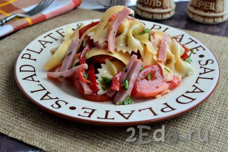 Дать очень вкусному, сытному салату, приготовленному с макаронами, ветчиной и болгарским перцем, настояться минут 5-7 и можно подавать к столу.