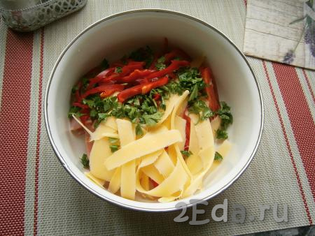 В салат из ветчины и помидоров добавить нарезанный соломкой сладкий болгарский перец, измельчённую петрушку и сыр, нарезанный слайсами с помощью овощечистки.