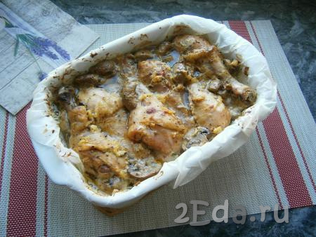 Затем убрать фольгу и запекать при той же температуре ещё минут 15 (грибочки и куриное мясо должны зарумяниться).