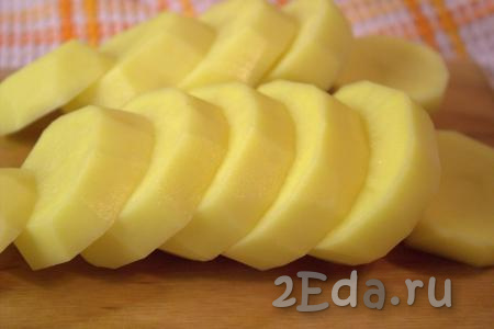 Очистить картошку и нарезать на кружочки толщиной, примерно, 1,5-2 сантиметра.