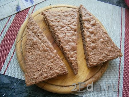 Разрезать бисквит на 3 одинаковых треугольника, похожих на куски отрезанного сыра.