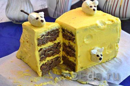 В разрезе торт в виде сыра с мышками выглядит шикарно!