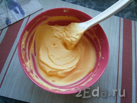Пару столовых ложек белого крема отложить в пиалу, а в оставшийся крем добавить жёлтый пищевой краситель и перемешать. Крем должен по цвету напоминать сыр.
