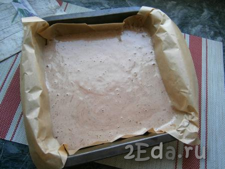 Перелить тесто в квадратную форму размером 22х22 см, застеленную полностью пергаментом.