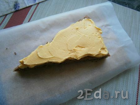 Собрать тортик, смазывая готовые бисквитные треугольники жёлтым кремом (слой крема должен быть около 1-1,5 см).