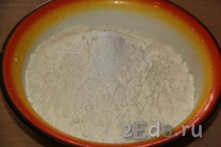 Для начала приготовим тесто, для этого нужно в миску просеять муку, добавить соль.
