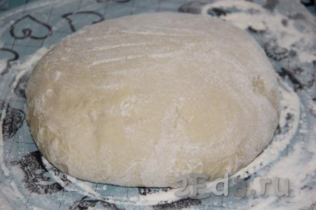 Для начала приготовить дрожжевое тесто для булочек, для этого в тёплом молоке развести сахар и дрожжи (молоко должно быть не очень горячим - не более 40 градусов), оставить опару на 15 минут (поверхность опары запузырится). Затем опару вылить в миску, добавить соль, растительное масло, всыпать муку и замесить мягкое тесто. Оставить тесто в миске на 1 час, за это время тесто "вырастет", увеличится в объёме в несколько раз.
