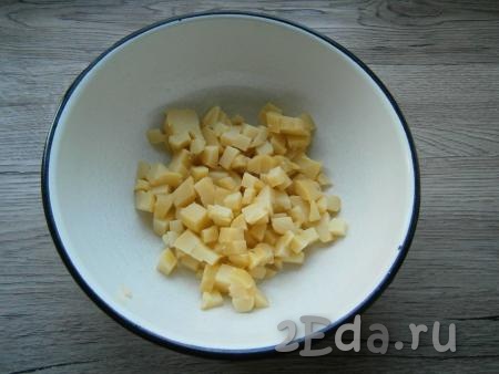 Очистить вареный картофель и нарезать средними кубиками.