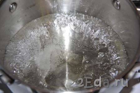 Воду влить в кастрюлю, добавить растительное масло и соль. Довести воду до кипения.