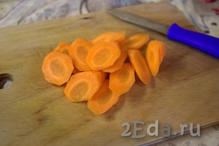 Морковь очистить, нарезать кружочками (я нарезала под небольшим углом).