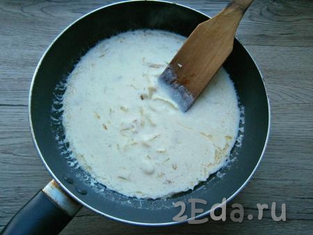 Добавить в соус соль по вкусу и измельченный чеснок, варить на медленном огне, постоянно перемешивая, около 2-3 минут (соус должен немного загустеть).