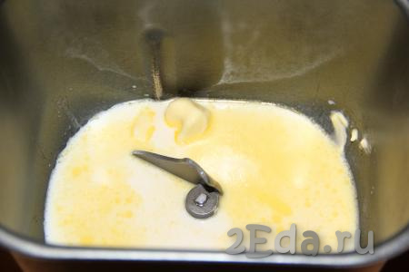Я замес делала в хлебопечке, но можно замесить тесто руками. В ведёрко хлебопечки влить тёплое молоко, добавить сахар и растопленное сливочное масло (температура молока и масла не более 40 градусов).