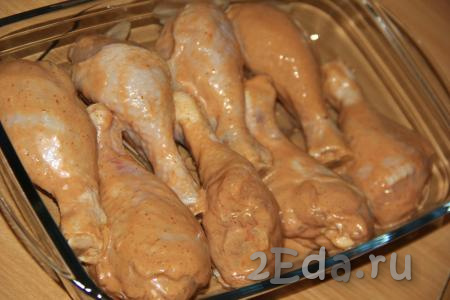 Куриные ножки в маринаде выложить в жаропрочную форму, поставить в разогретую духовку и запекать минут 45 при температуре 220 градусов.