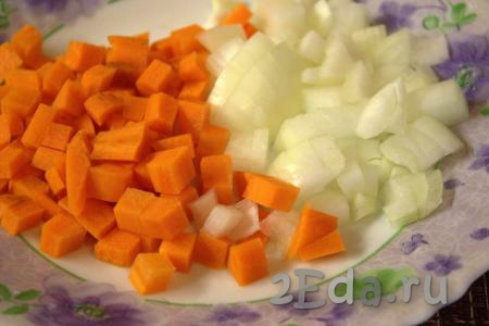 Очистить лук и морковь, удалить из болгарского перца семена с плодоножкой. Нарезать морковку с луком небольшими кубиками.