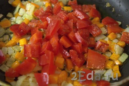 Болгарский перец нарезать средними кубиками, выложить в сковороду к луку и моркови, перемешать и обжарить овощи на среднем огне минут 5-7, помешивая время от времени.