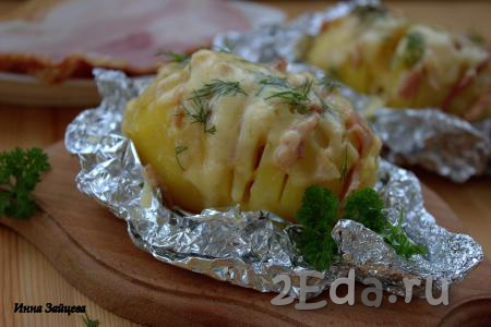 Аппетитную и очень вкусную запечённую картошку-гармошку с беконом и сыром подать к столу в горячем виде с салатом из свежих или маринованных овощей.