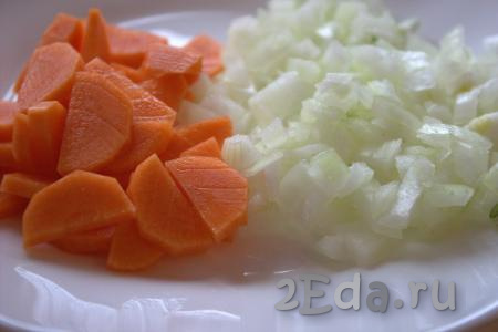Лук и морковь очистить. Нарезать морковь полукольцами, лук - мелкими кубиками.