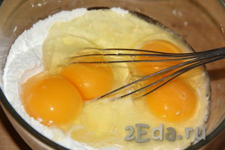 В глубокую миску просеять муку, добавить соль, крахмал и сахар, слегка перемешать. В получившуюся смесь добавить яйца и перемешать венчиком.