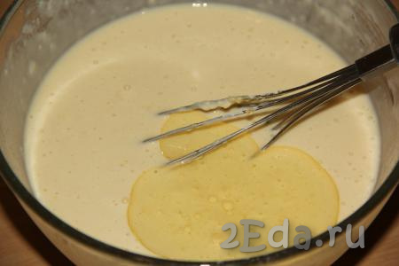 Затем влить молоко и тщательно перемешать венчиком до однородности. Блинное тесто получится не густым. Добавить в тесто растительное масло и ещё раз перемешать венчиком.