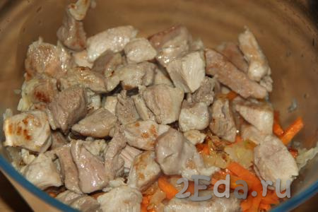 Добавить к рису лук с морковью и кусочки свинины.