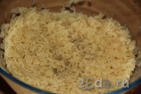 Рис хорошо промыть. Промытый рис выложить в глубокую миску.