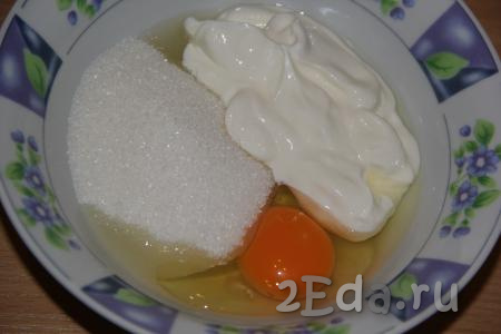 В отдельной тарелке соединить сахар, сметану, соль и яйцо.