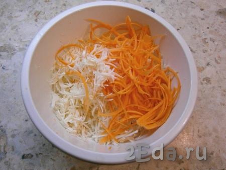 Морковку и лук очистить. Капусту тонко нашинковать, добавить к ней натертую на крупной терке или корейской терке морковь.