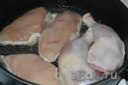 В сковороду влить растительное масло и выложить порционные части курицы (я выложила 2 ножки и 3 куриные грудки).