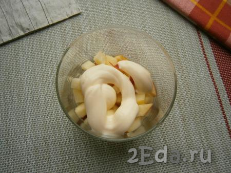 В стаканы (или креманки) выложить яблоки, смазать майонезом.