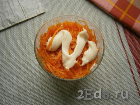 Далее выложить слой натёртой на мелкой тёрке моркови, смазать майонезом.
