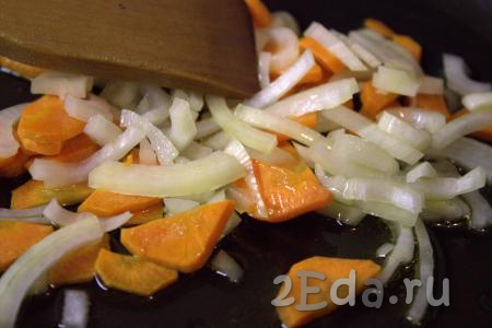 Далее добавить лук в сковороду к моркови и обжаривать овощи, иногда помешивая, 4-5 минут.