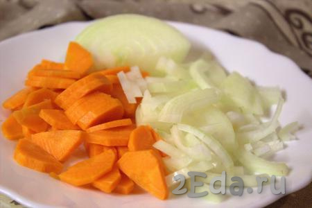 Очистить морковь и лук. Морковку нарезать полукольцами (по желанию, можно натереть на крупной тёрке), нарезать лук четверть кольцами.