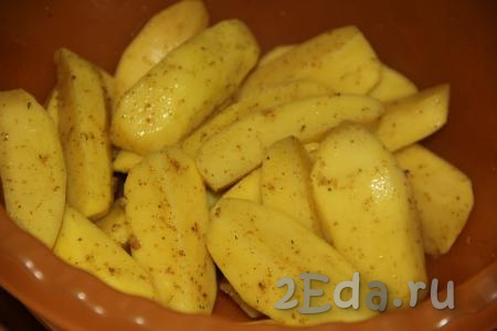 Очистить картошку, нарезать крупными дольками, посолить по вкусу, добавить специи для картофеля, тщательно перемешать.