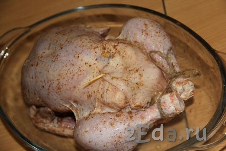С помощью зубочисток скрепить кожицу курицы так, чтобы дольки картофеля оказались полностью внутри курочки. Ножки можно связать кулинарным шпагатом (или ниткой).