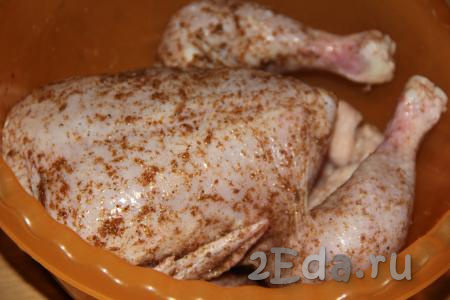 Посолить тушку курицы и добавить любимые специи. Я использовала готовый набор специй для курицы. Хорошо втереть соль и специи в куриное мясо.
