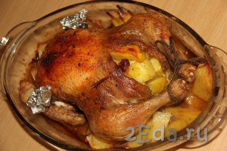 Готовить курицу, фаршированную картофелем, в разогретой духовке при температуре 220 градусов, примерно, 1,5 часа. Курочка должна покрыться красивой золотистой корочкой.