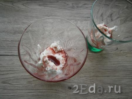 Далее в стаканы или креманки выкладывать десерт слоями: первый слой - немного творожной массы + немного сиропа.