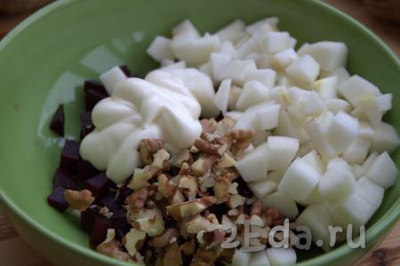 В миске соединить нарезанные свеклу и яблоки, добавить измельчённые грецкие орехи, перемешать и заправить салат майонезом (или несладким йогуртом).