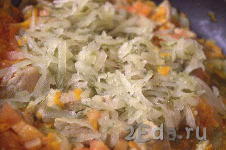 Солёные огурцы натереть на крупной тёрке (или нарезать тонкой соломкой) и выложить в сковороду к мясу, луку, моркови и помидору, перемешать.