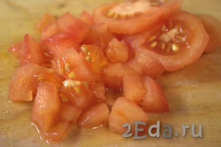 Очистить помидор, для этого на нём нужно сделать крестообразный надрез, поместить его в кипяток на 1-2 минуты, затем снять кожуру. Очищенный помидор нарезать на кубики среднего размера.