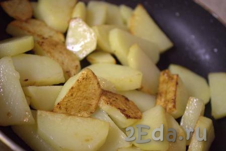 В другой сковороде разогреть сливочное масло, выложить картофель и обжарить до готовности (в течение 15-20 минут), иногда перемешивая, на среднем огне. В конце слегка посолить картошку.