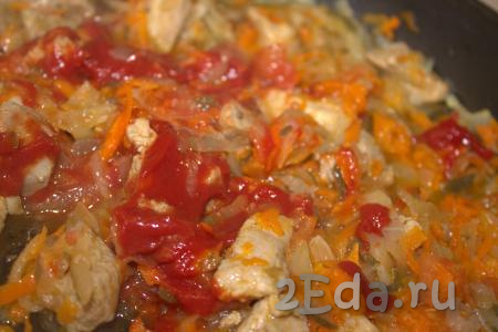 Затем в сковороду к овощам и свинине добавить томатную пасту и влить воду, хорошо перемешать, довести получившийся томатный соус до кипения и тушить мясо на медленном огне под крышкой 7-10 минут.